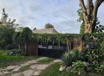 Casa · 170m² · 5 Ambientes · 4 Cocheras · Chacra de Tres Dorm., con Gran Jardin Arbolado, Quincho y Piletas.