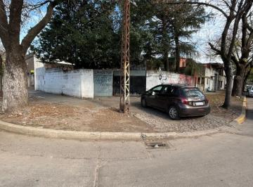 Casa · 10m² · 8 Cocheras · Terreno en Esquina Libre Para Cocheras, Galpon, Local o Planta Baja y 3 Pisos.