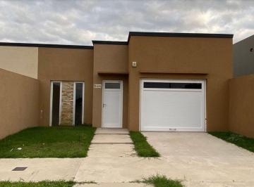 Casa · 114m² · 3 Ambientes · 1 Cochera · Venta Casa Tipo /barrio El Bosque