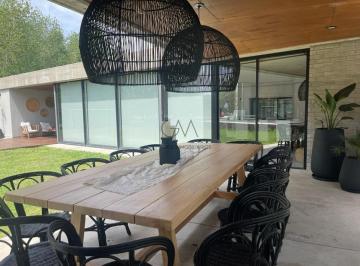 Casa · 230m² · 5 Ambientes · Casa en Alquiler Barrio Rumenco