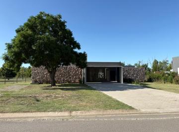 Casa · 296m² · 3 Dormitorios · 2 Cocheras · Venta Casa Moderna de 300 m² Construidos en Valle del Golf 1 Etapa