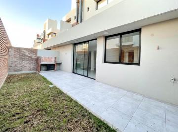 Patio con parrillero · PH de un Dormitorio con Jardín y Parrillero a m del Río Paraná