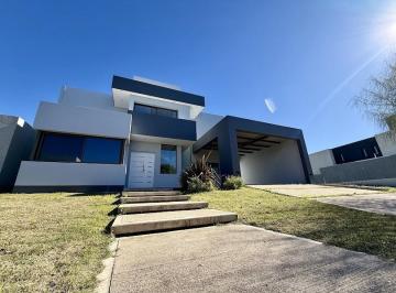 Casa · 650m² · 6 Ambientes · 2 Cocheras · Venta Casa en Barrio Privado Siete Soles, Parterres – Vista a Las Sierras