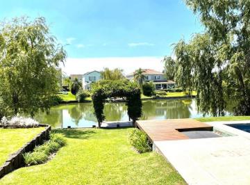 Casa · 300m² · 6 Ambientes · 3 Cocheras · Casa en Alquiler a La Laguna