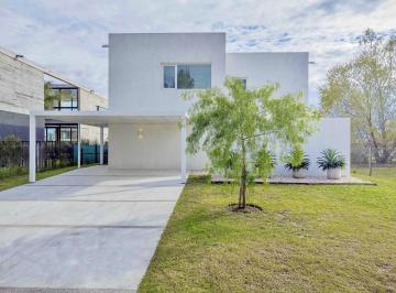 Casa · 249m² · 5 Ambientes · 2 Cocheras · Casa en Laguna Grande