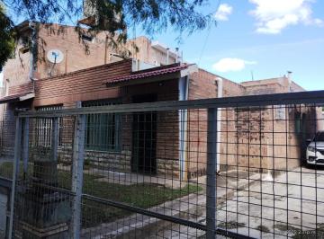 Casa · 337m² · 6 Ambientes · Venta de 2 Duplex 1 Departamento en Santa Isabel Segunda Sección.
