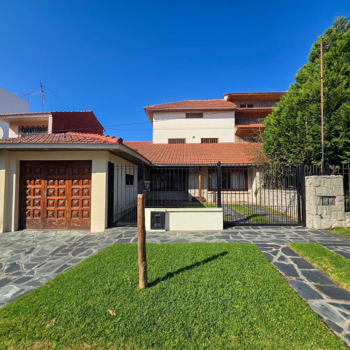 Casa 5 ambientes distribuida en 3 plantas con jardín y cochera — Mogotes