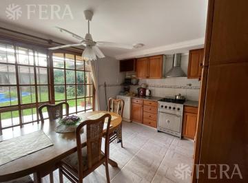 Casa · 208m² · 5 Ambientes · 2 Cocheras · Venta de Casa 5 Ambientes con Piscina y Cochera en Barrio Parque, Bernal
