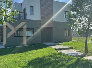 Casa · 200m² · Casa en Venta en Santa Isabel II, Escobar, G. B. a. Zona Norte