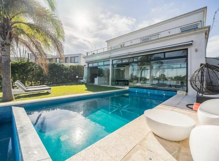Casa · 420m² · 7 Ambientes · 1 Cochera