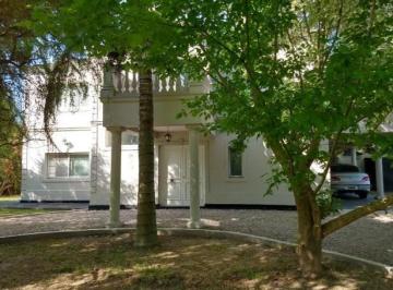Casa · 300m² · 5 Ambientes · Casa Chalet en Alquiler en Lago de Manzanares, Pilar, G. B. a. Zona Norte
