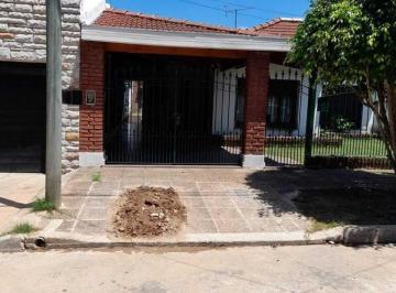 Casa · 159m² · 7 Ambientes · 1 Cochera · Casa Chalet en Venta en Temperley, Lomas de Zamora, G. B. a. Zona Sur