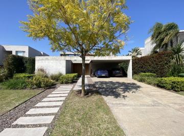 Casa · 320m² · 4 Ambientes · 2 Cocheras · Casa en Venta 3 Dorm. Al Lago Central en Lagos del Golf