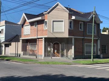 Casa · 135m² · 4 Ambientes · 1 Cochera · Casa 4 Ambientes con Garaje - Lanús Oeste.