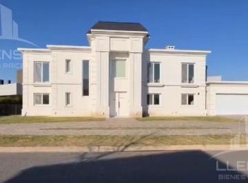 Casa · 300m² · 6 Ambientes · 2 Cocheras · Casa 6 Ambientes en Venta - Toma Permutas - Nuevo Quilmes