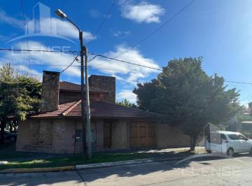Casa · 220m² · 4 Ambientes · 2 Cocheras · Casa 5 Ambientes con Cocheras en Venta - Alquilada - Berazategui