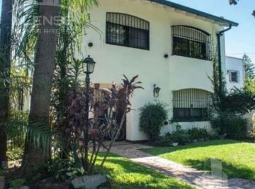 Casa · 440m² · 5 Ambientes · 3 Cocheras · Casa 5 Ambientes con Jardín y Piscina en Venta - Bernal Centro