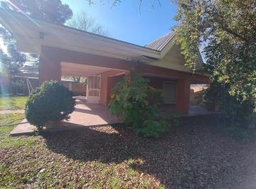 Quinta vacacional · 133m² · 2 Ambientes · 7 Cocheras · Venta Casa Quinta con Piscina y Quincho - Florencio Varela
