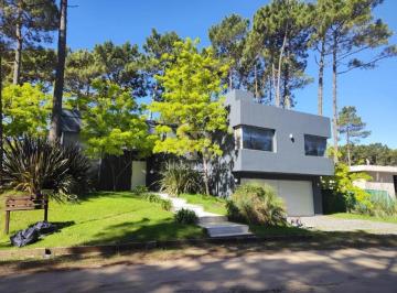 Casa · 200m² · 5 Ambientes · 1 Cochera · Casa en Venta 5 Ambientes Alamos Pinamar