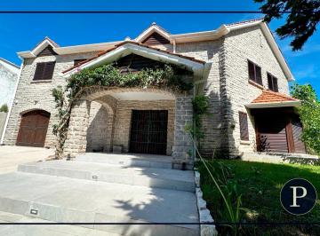 Casa · 311m² · 6 Ambientes · 2 Cocheras · Exclusiva Residencia en Los Troncos