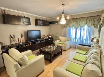 Casa · 300m² · 6 Ambientes · 2 Cocheras · Venta - Casa de 3 Dorm., con Quincho y Pileta