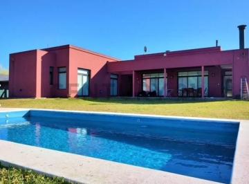 Casa · 300m² · 5 Ambientes · 2 Cocheras · Casa en Alquiler en Campos de Roca I