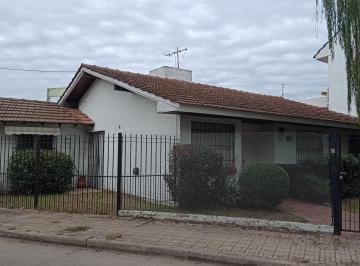 Casa · 97m² · 6 Ambientes · 2 Cocheras · Chalet en Muy Buen Estado a m de Av Espora y Av San Martin