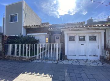 Casa · 156m² · 5 Ambientes · 1 Cochera · Santilli - Peña 134 Banfield Este