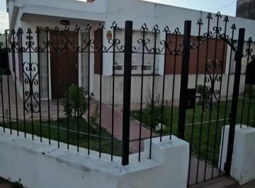 Casa · 155m² · 13 Ambientes · Barrio Jardin Casa Tres Dorm. con Patio y Cochera