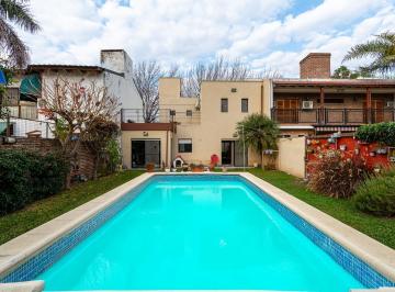 Casa · 188m² · 5 Ambientes · 3 Cocheras · Casa de 2 Dorm.o con Pileta, Cochera Quincho Cubierto y Parrillero