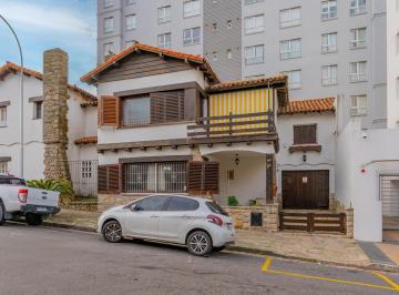 Casa · 192m² · 4 Ambientes · 1 Cochera · Chalet en El Barrio Playa Chica.