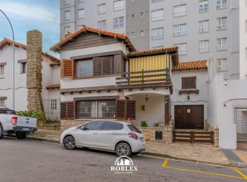 Casa · 192m² · 4 Ambientes · 1 Cochera · Chalet en El Barrio Playa Chica.