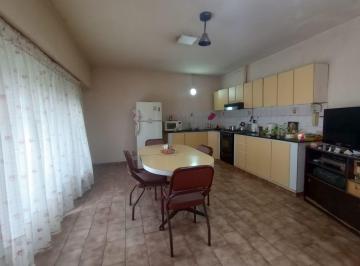 Casa · 144m² · 4 Ambientes · 1 Cochera · Venta Casa 4 Amb con Cochera Caseros