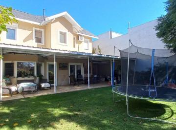 Casa · 306m² · 7 Ambientes · 2 Cocheras · Casa en Club de Campo