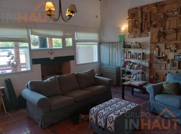 Casa · 208m² · 5 Ambientes · 1 Cochera · Casa Apta Credito en Cipolletti