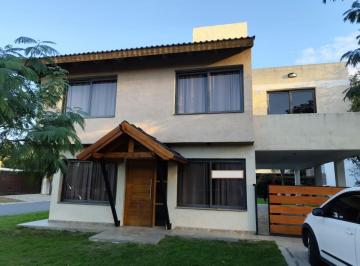 Casa · 200m² · 4 Ambientes · 2 Cocheras · Casa Esquina, 2 Dorm.