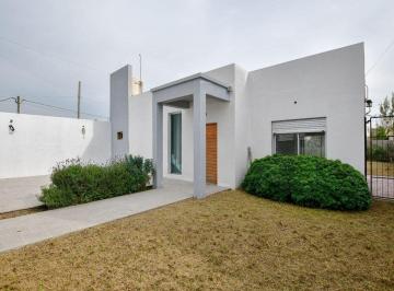 Casa · 70m² · 3 Ambientes · 2 Cocheras · Casa Ubicada en Arturo Seguí, 410 Entre 140 a y 14