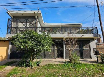 Casa · 214m² · 6 Ambientes · 2 Cocheras · Venta Casa 6 Ambientes Pontevedra con Cochera