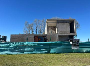 Casa · 196m² · 5 Ambientes · 2 Cocheras · Hermosa Casa a Estrenar en Santa Ines - 5 Amb.