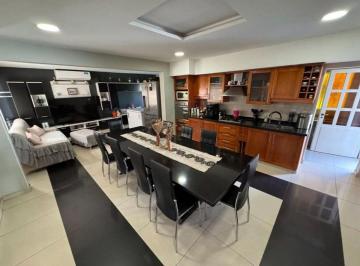 Casa · 220m² · 4 Ambientes · 4 Cocheras · Oportunidad! Venta Hermosa Casa en Paso del Rey!