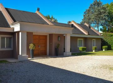 Casa · 300m² · 4 Ambientes · 2 Cocheras · Casa en Alquiler. Club de Campo Los Pingüinos