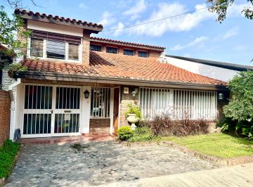 Casa de 6 ambientes, San Isidro · Martínez. Chalet. Lote de 10x30 en 2 Plantas. Jardín, Piscina, Quincho. 5 Dormit
