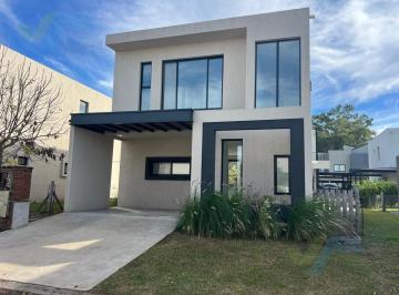 Casa · 145m² · 4 Ambientes · Casa en Alquiler con Piscona, El Aljibe, Manzanares