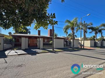 Casa · 305m² · 8 Ambientes · 4 Cocheras · 4 Dorm. en Villa Claret - 750 m² de Terreno Frente a Plaza con Pileta y Quincho