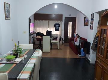 Casa de 5 ambientes, Tres de Febrero · Chalet 5 Amb. Cochera y Fdo. Libre
