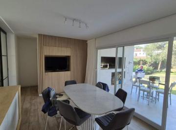 Foto · Casa Moderna 4 Dorm. en El Bosque Muy Buen Estado con Pileta y Galería con Asador, un Dormitor