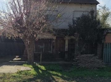 Casa · 141m² · 7 Ambientes · 3 Cocheras · Casa en Venta 2 Plantas y Altillo. 5 Hab 3 Baños