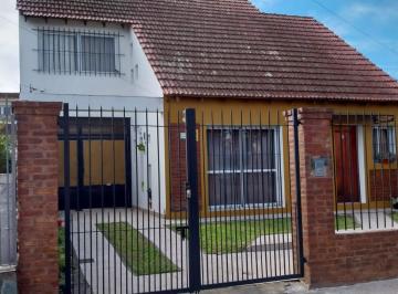 Casa de 4 ambientes, Almirante Brown · Chalet en Dos Plantas - Avellaneda 1300 Burzaco.