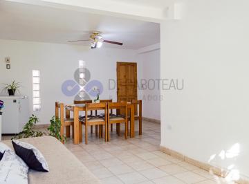 Casa de 6 ambientes, Centenario · Casa en Venta B° 11 de Octubre