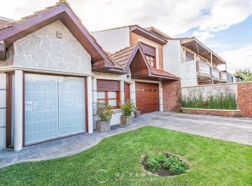 Casa · 309m² · 5 Ambientes · 2 Cocheras · Casa en Barrio Zacagnini
